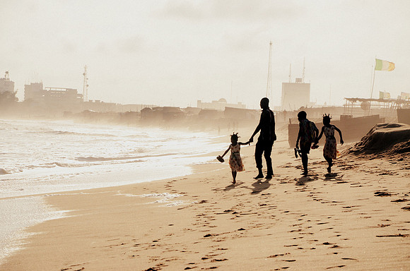 Afrikaanse familie maakt een strandwandeling
