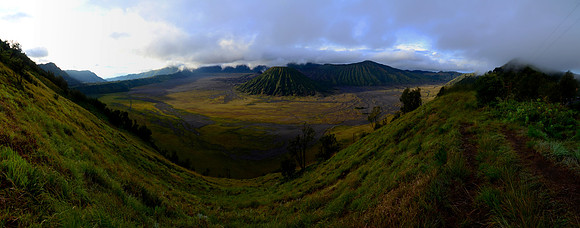 Het uitgestrekte landschap vlakbij de Bromo vulkaan